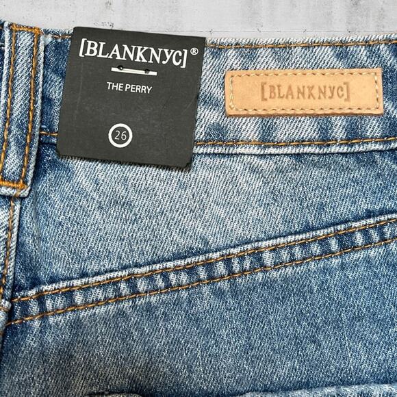 NWT Blank NYC The Perry Mom Shorts High Waist Distressed Size 26 - Picture 4 of 9